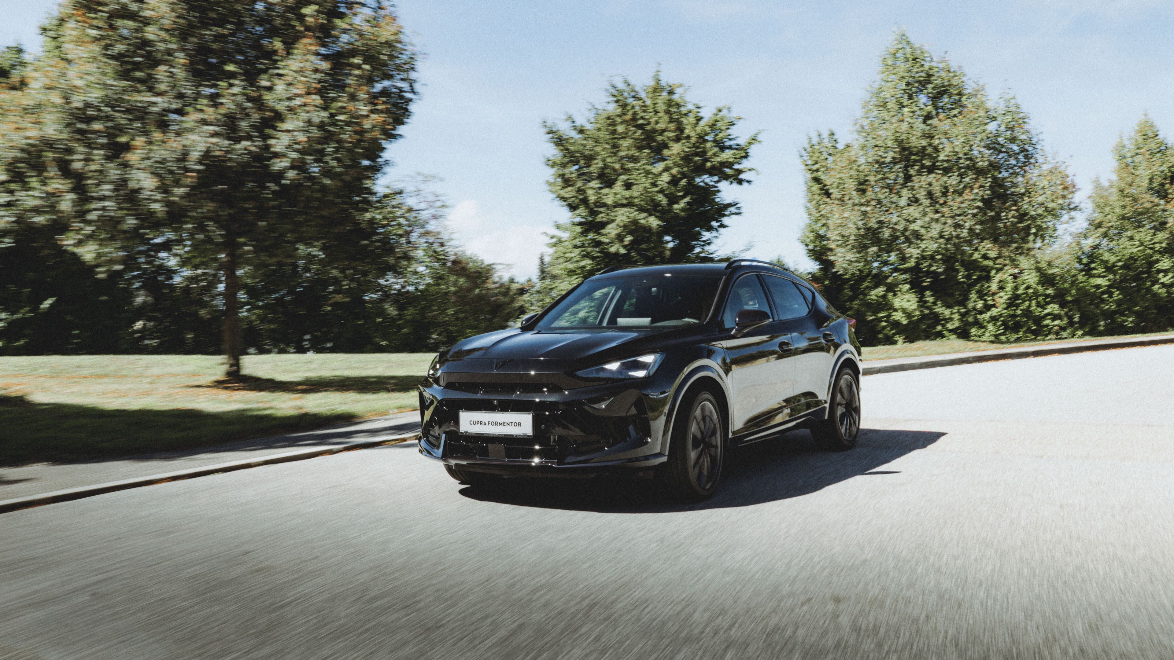 CUPRA Formentor Black Edition fahrend auf der Straße