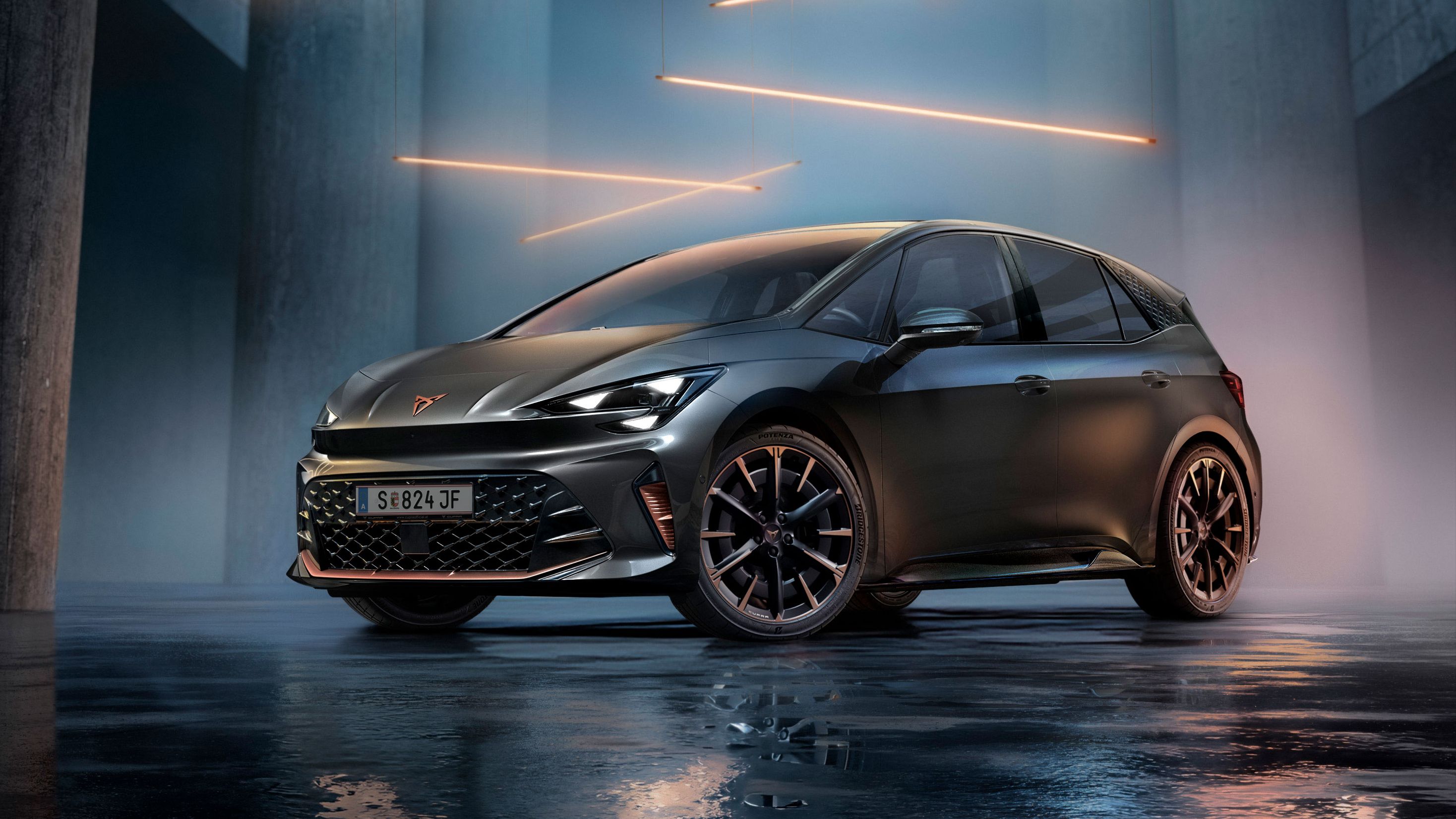 Ein grauer CUPRA Born steht in einer modernen, dunklen Umgebung mit vertikalen Säulen und leuchtenden LED-Streifen. Der Boden ist glänzend und reflektiert das Fahrzeug sowie die Beleuchtung. Das Auto wirkt kraftvoll und elegant.