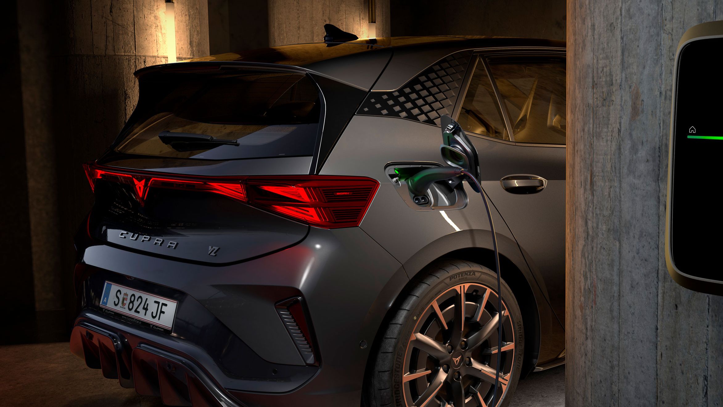 Ladesystem des CUPRA Born VZ. Das Auto wird bequem zu Hause aufgeladen.