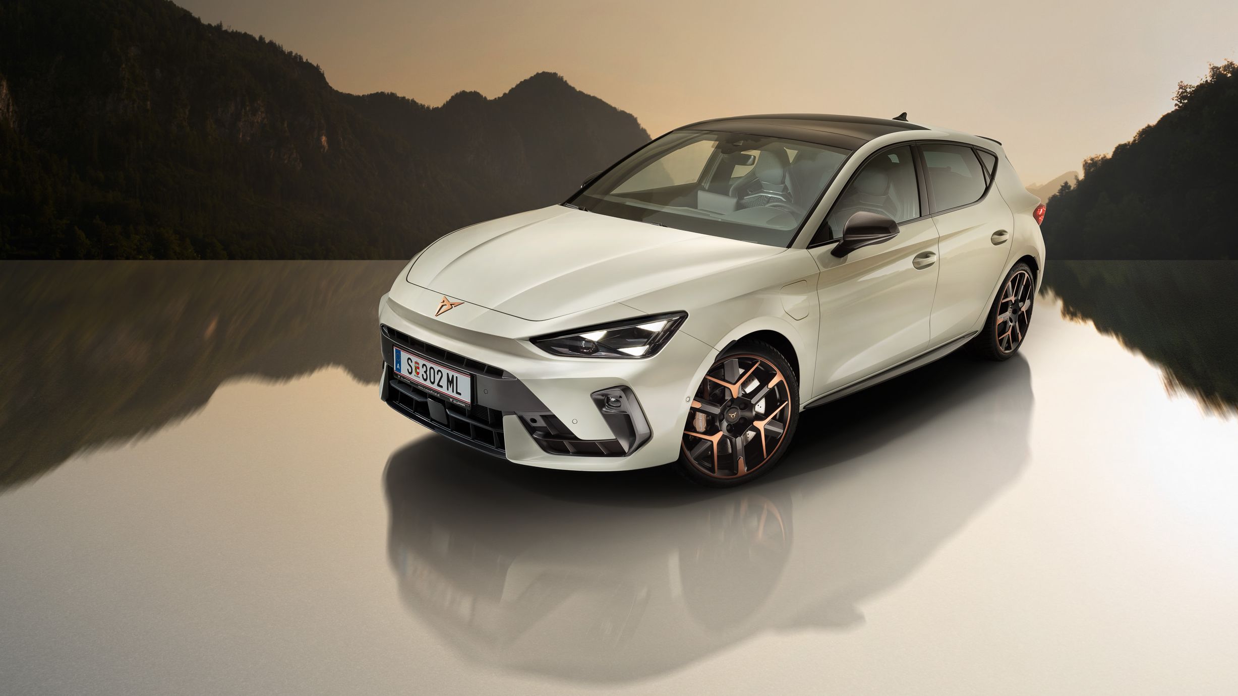 Der CUPRA Leon vor einer Bergkulisse.