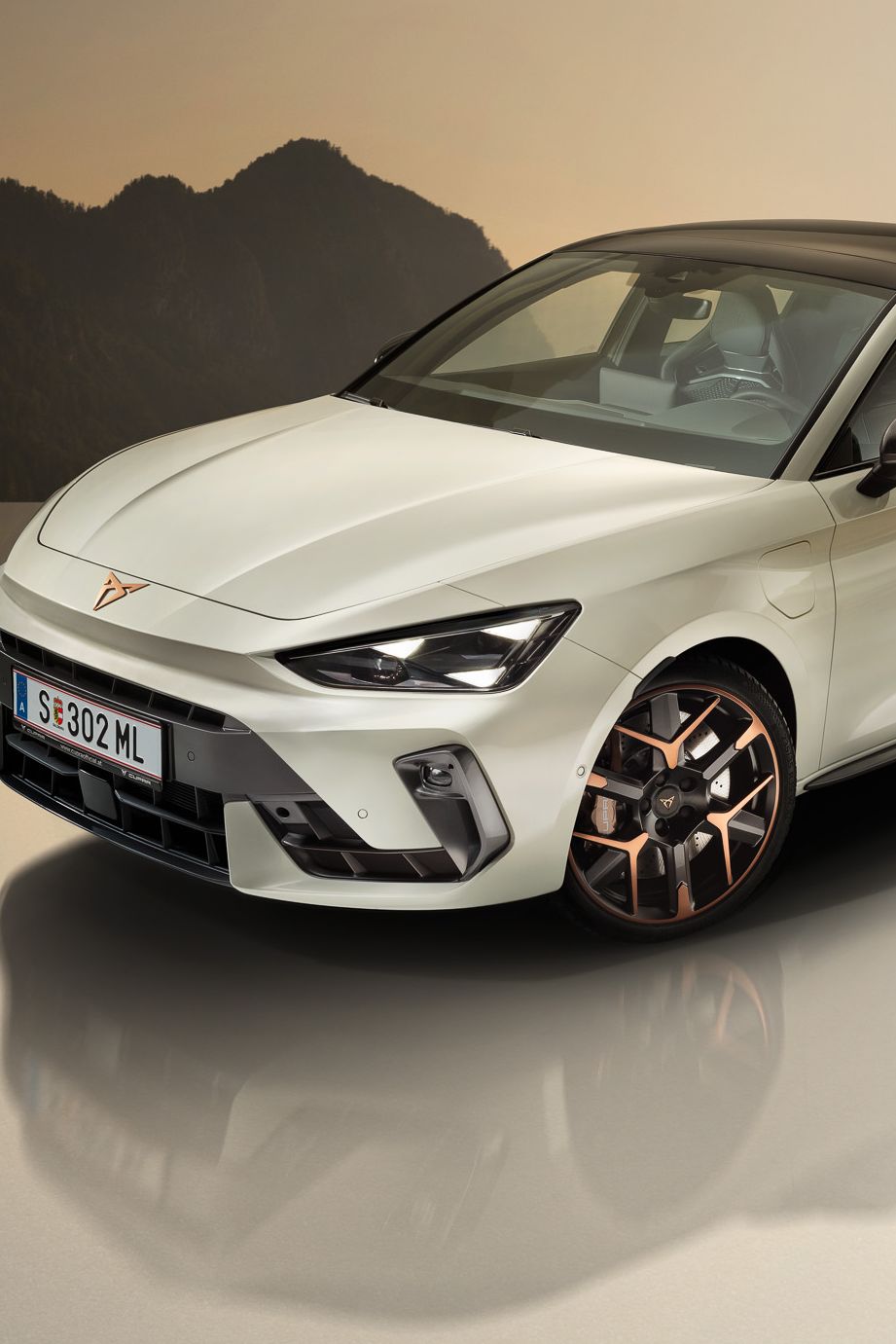 Der CUPRA Leon vor einer Bergkulisse.
