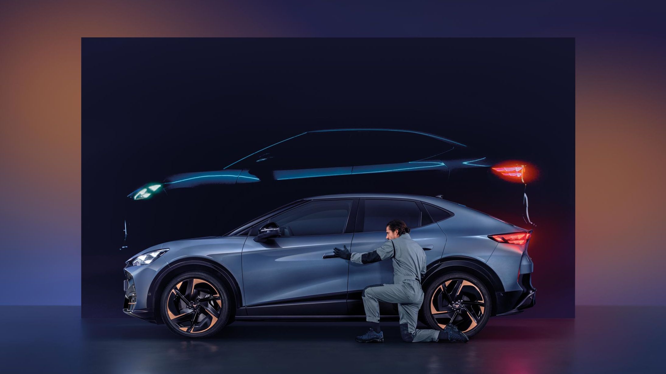 Ein CUPRA Mechaniker prüft den Lack eines CUPRA Tavascan.