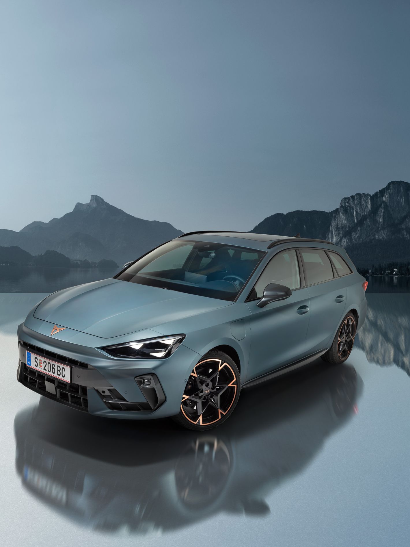 Der CUPRA Leon Kombi mit See und Berg im Hintergrund