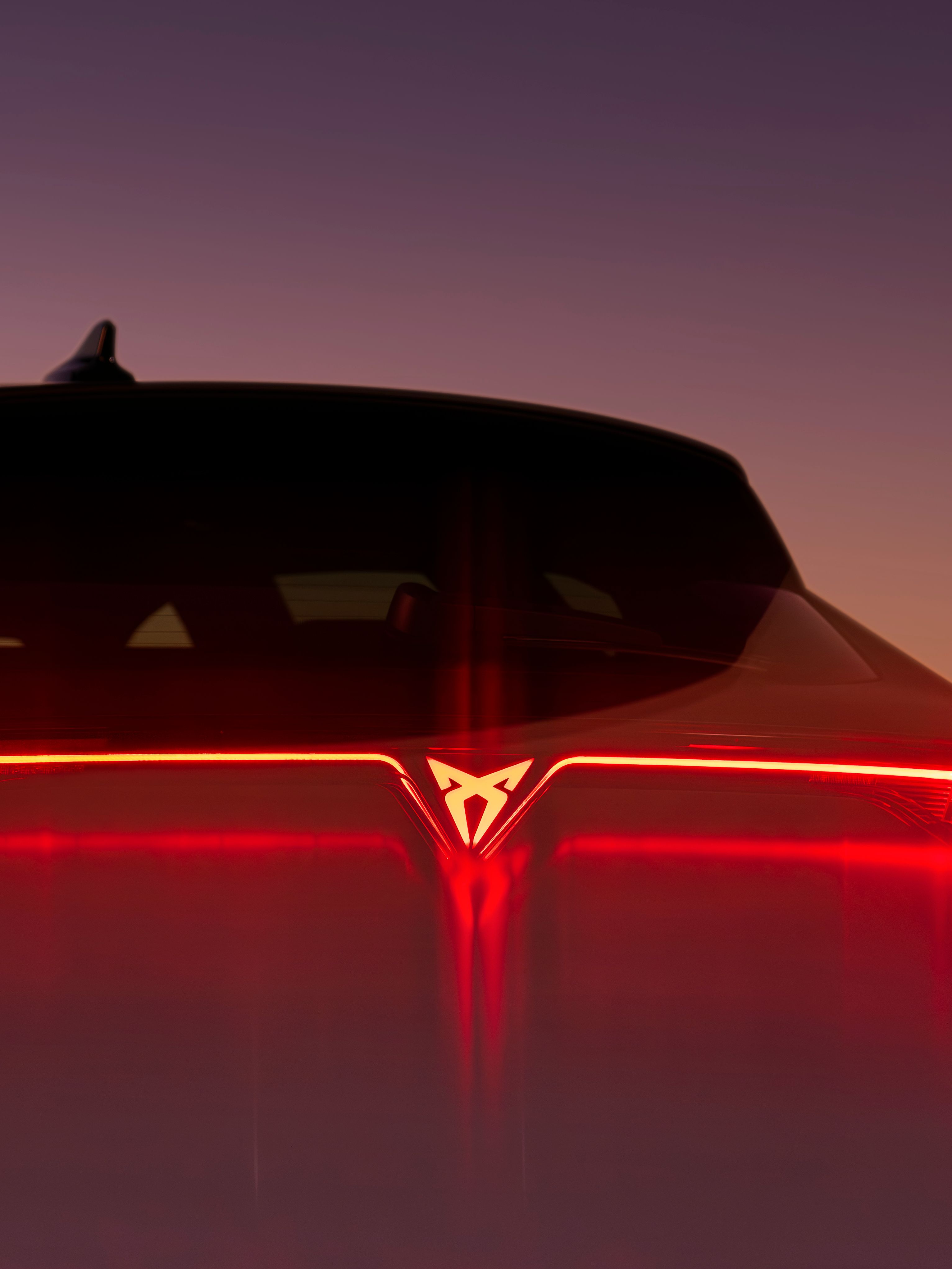 CUPRA Modell Heckansicht beleuchtet