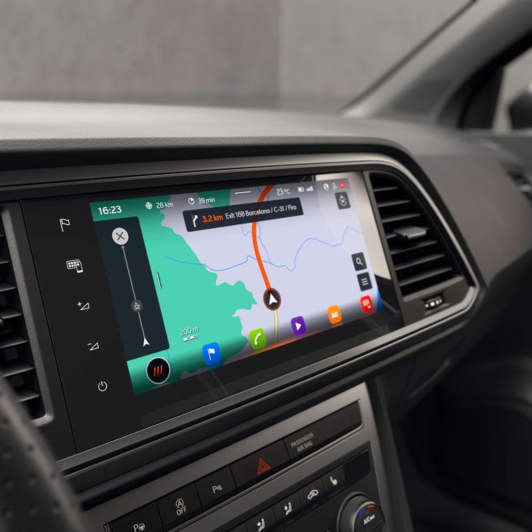 Nahaufnahme des Navigationssystems im CUPRA Ateca, das eine vollständig onlinebasierte Navigation mit klarer und detaillierter Kartenansicht für präzise Routenführung zeigt