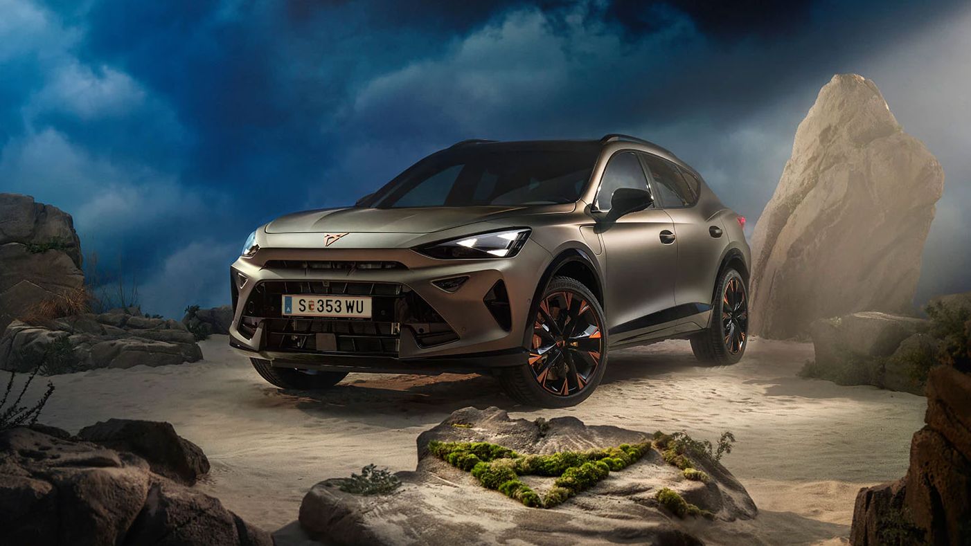 Ein CUPRA Formentor VZ in Bronze steht dramatisch beleuchtet in einer felsigen, nebeligen Landschaft. Eine Lichtstrahl beleuchtet das Fahrzeug und betont seine Konturen. Im Hintergrund sind Felsen und Pflanzen zu sehen.
