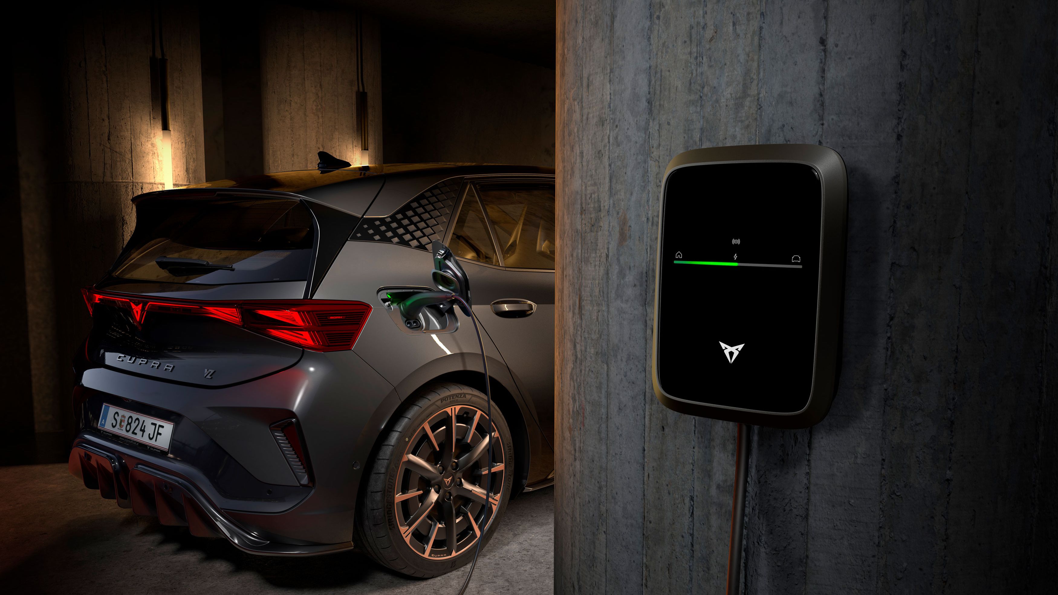 Ladesystem des CUPRA Born VZ. Das Auto wird bequem zu Hause aufgeladen.