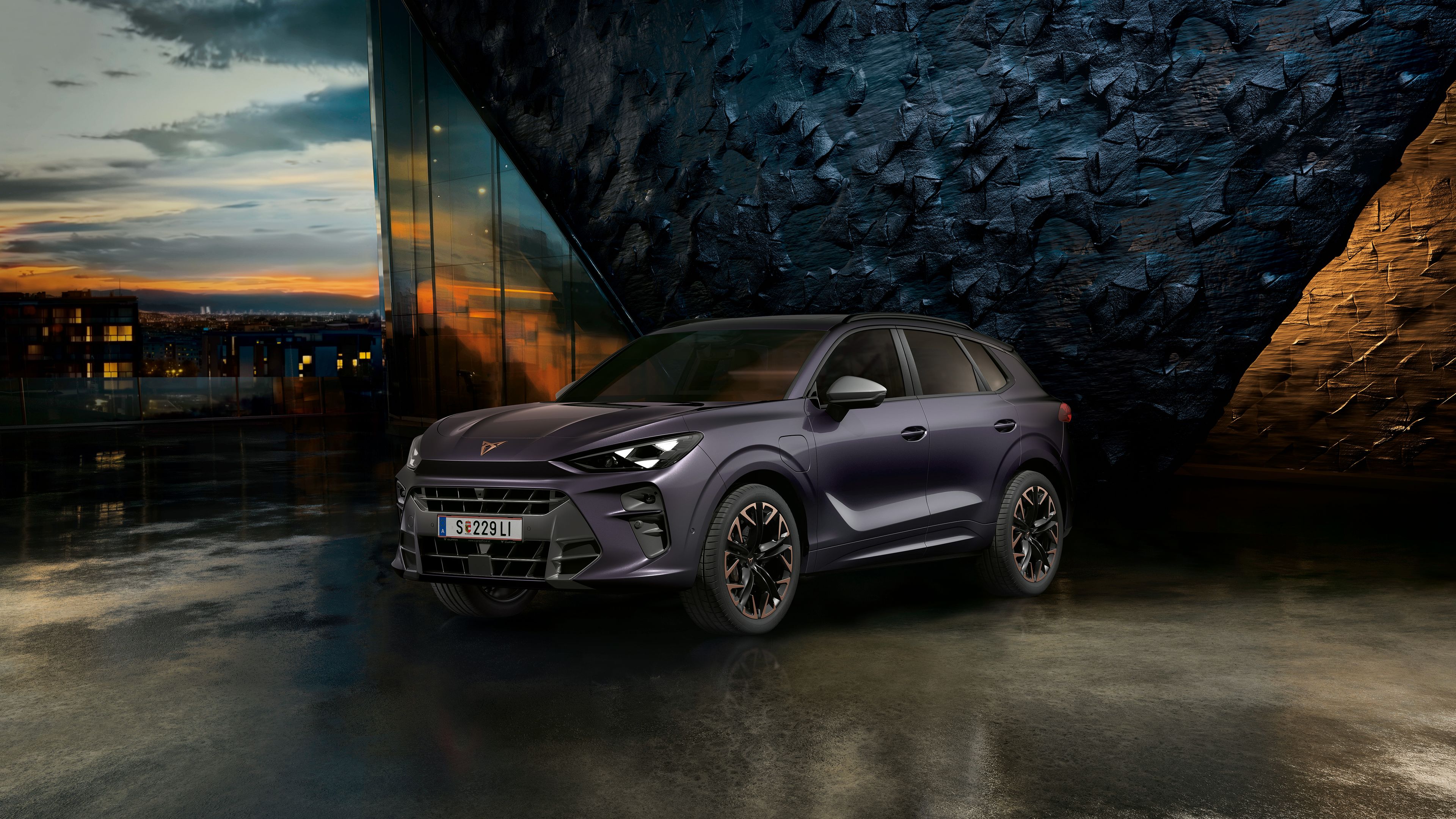 CUPRA Terramar vor einer Steinwand bei Sonnenuntergang