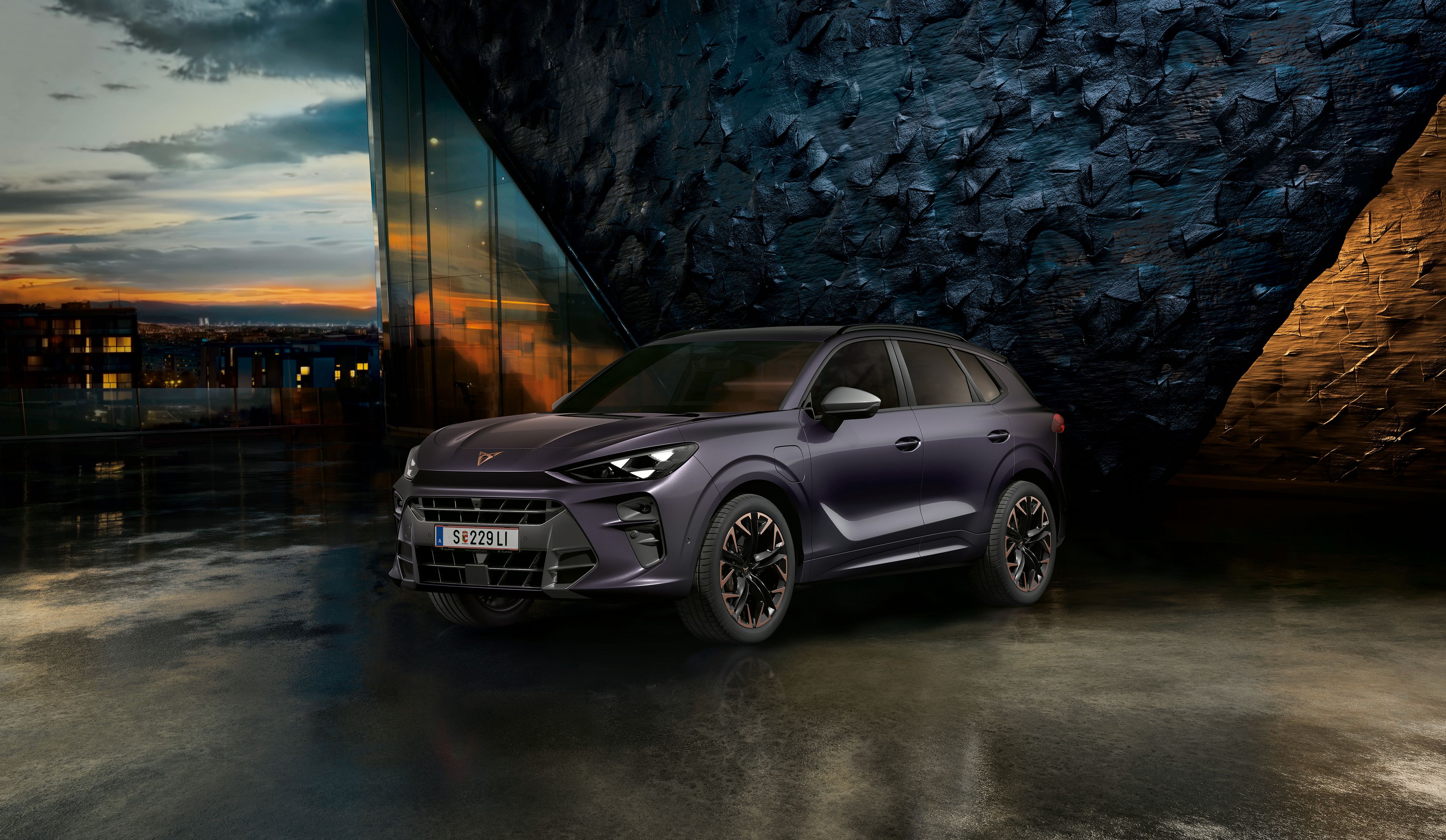 CUPRA Terramar vor einer Steinwand bei Sonnenuntergang