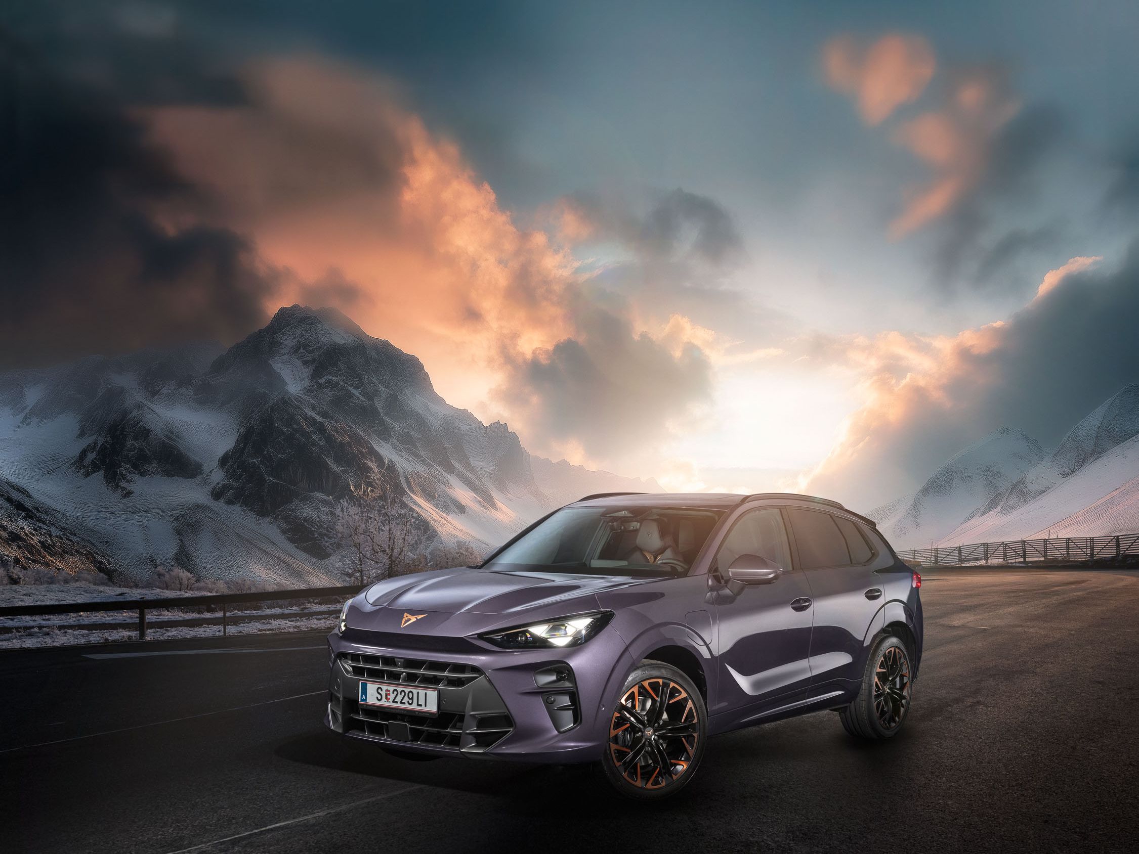 Ein violetter CUPRA Terramar auf einer winterlichen Bergstraße.