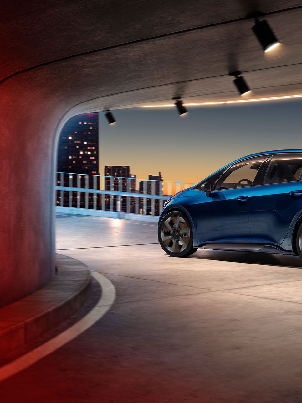 Fahraufnahme eines blauen CUPRA BORN 