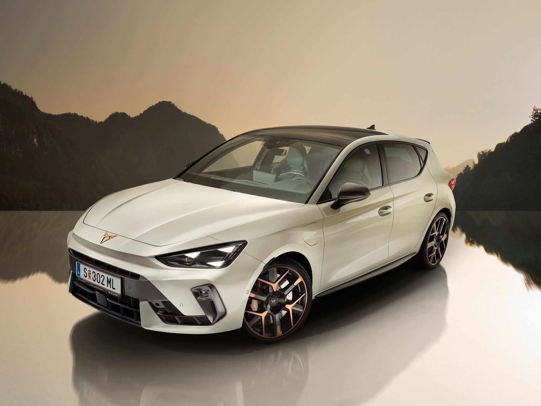 Der CUPRA Leon vor einer Bergkulisse.