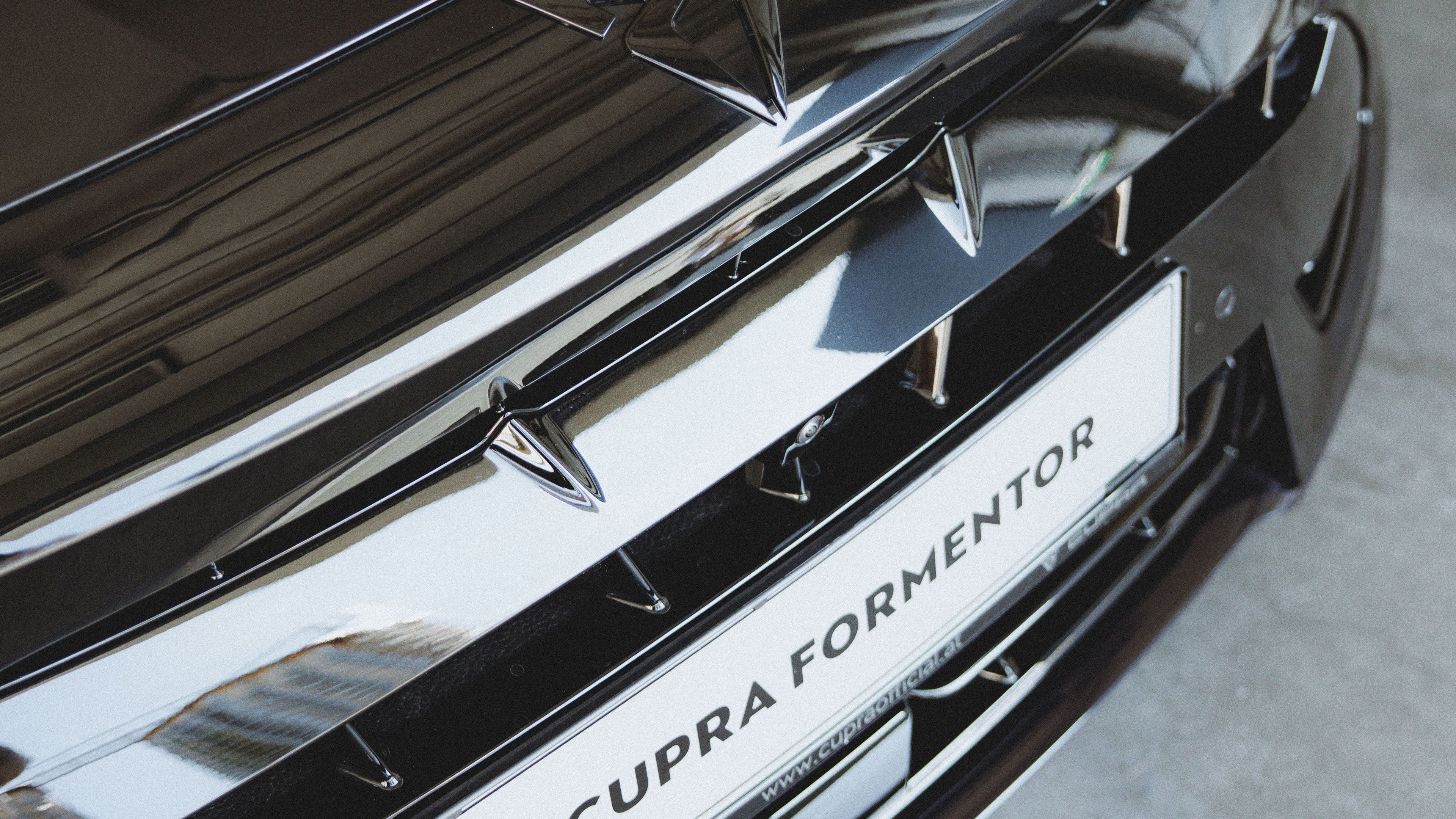 CUPRA Formentor Black Edition Motorhaube mit schwarzen Logo