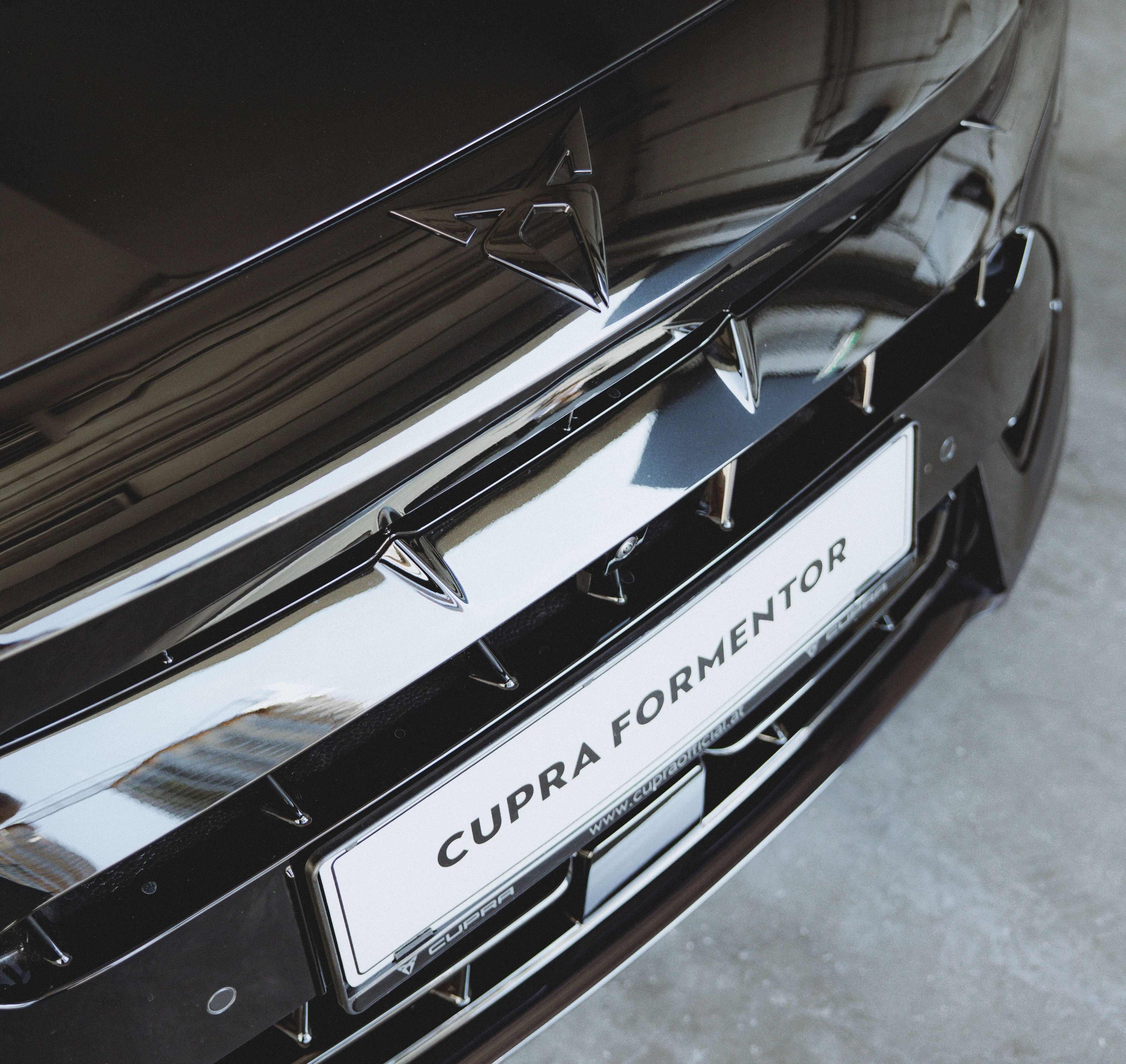 CUPRA Formentor Black Edition Motorhaube mit schwarzen Logo