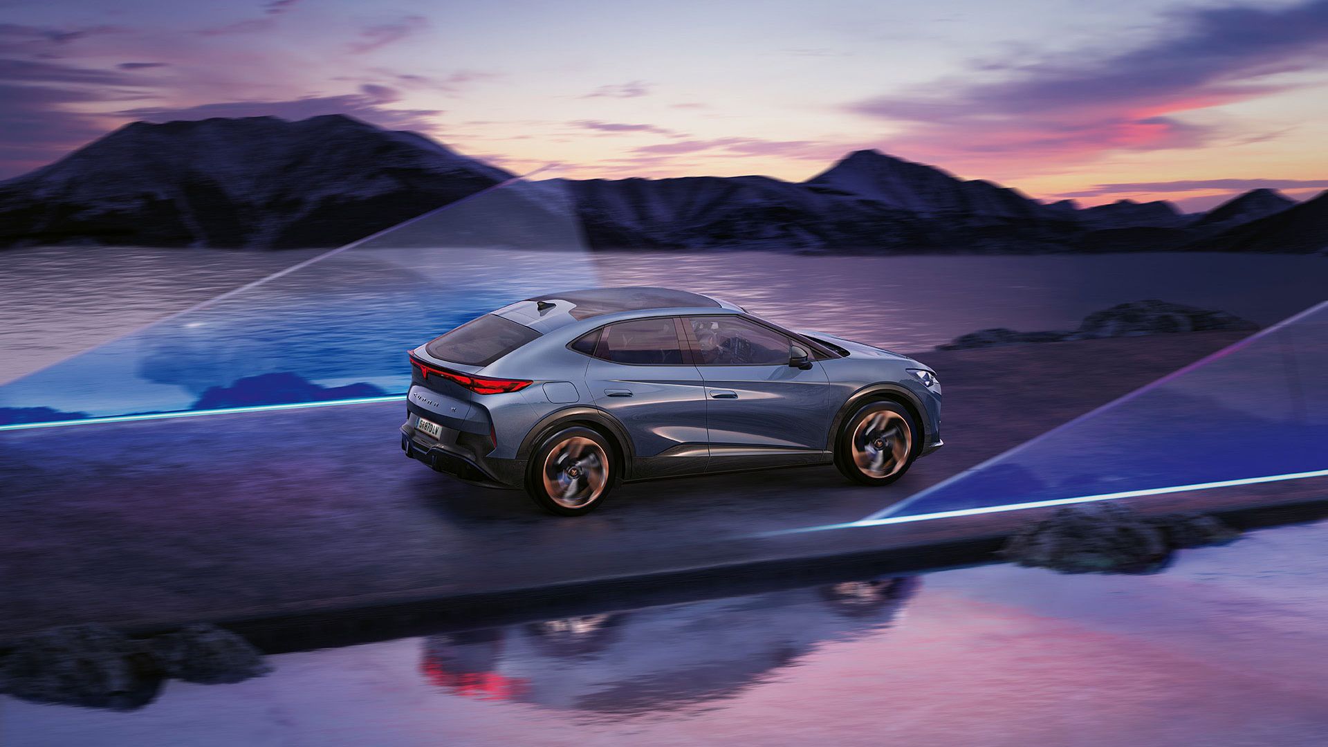 CUPRA Tavascan Seitenansicht vor See mit Bergen im Hintergrund