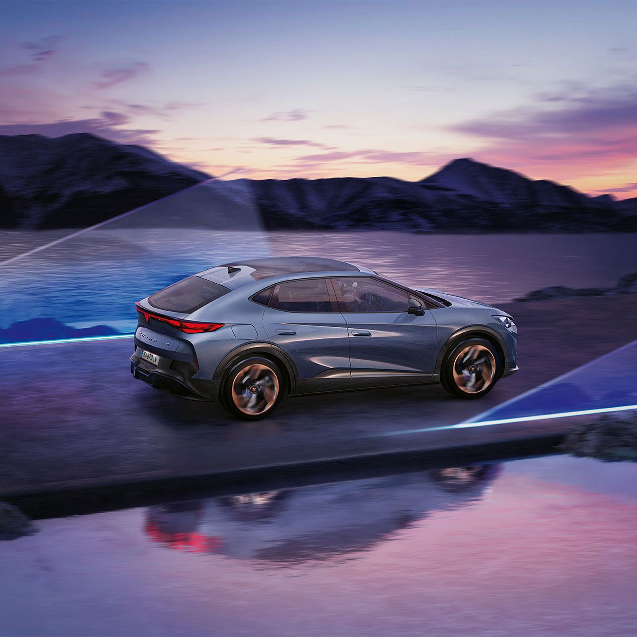 CUPRA Tavascan Seitenansicht vor See mit Bergen im Hintergrund