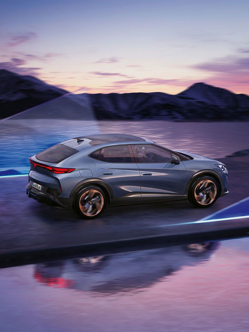 CUPRA Tavascan Seitenansicht vor See mit Bergen im Hintergrund