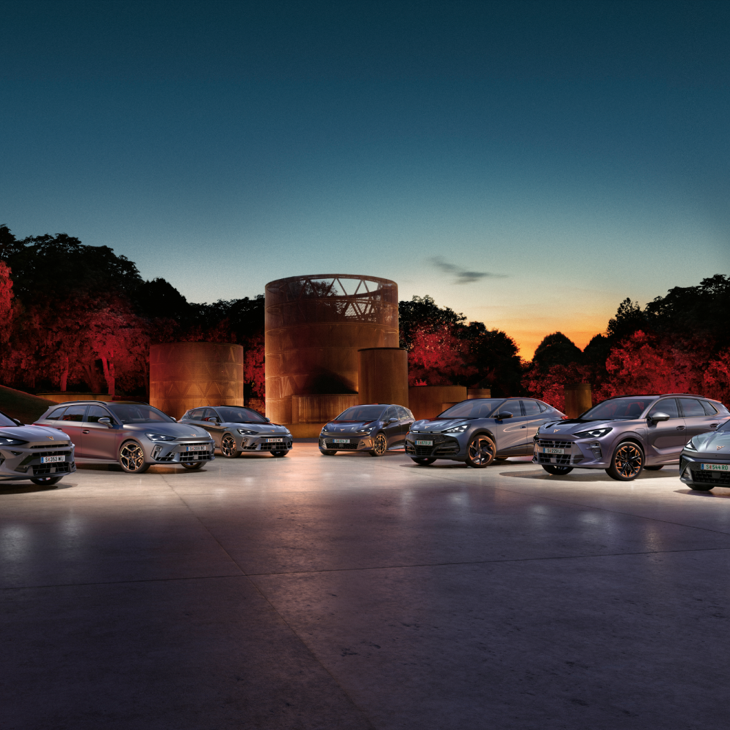 die gesamte CUPRA Modellpalette nebeneinander geparkt 
