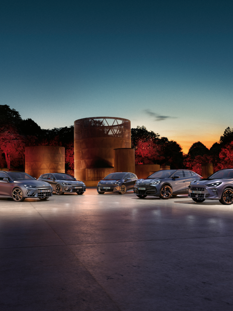 die gesamte CUPRA Modellpalette nebeneinander geparkt 