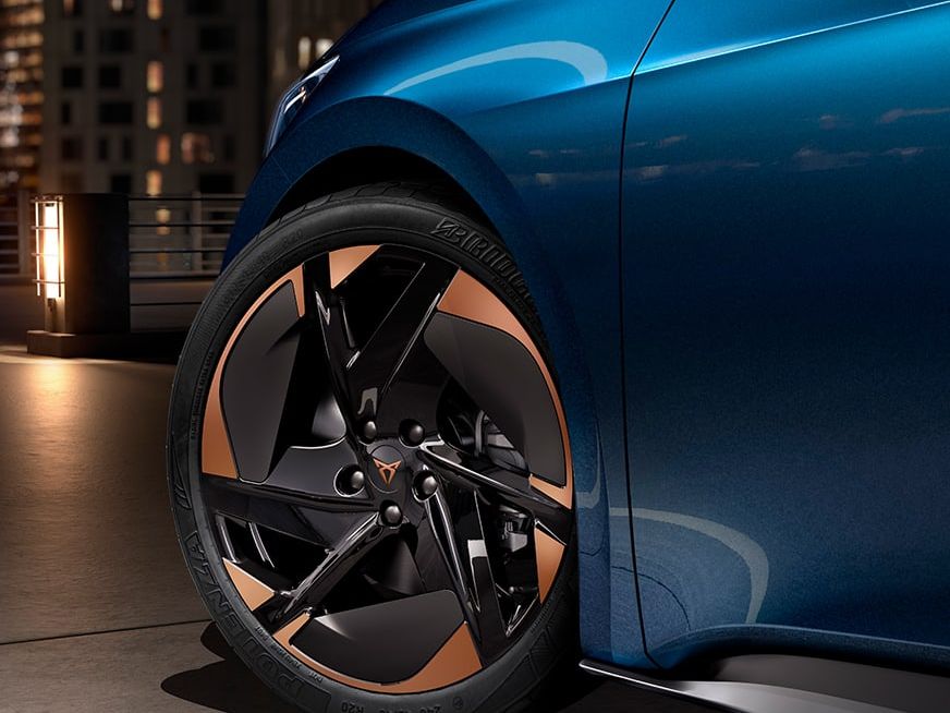 CUPRA Born Lava-Blau mit 20" Aero Copper Felge 
