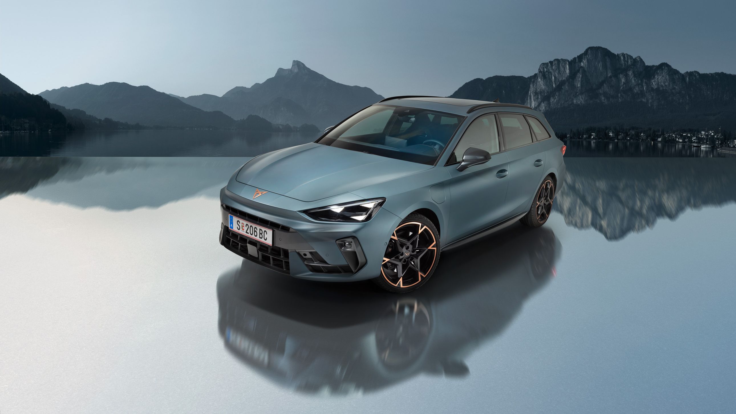 Der CUPRA Leon Kombi mit See und Berg im Hintergrund