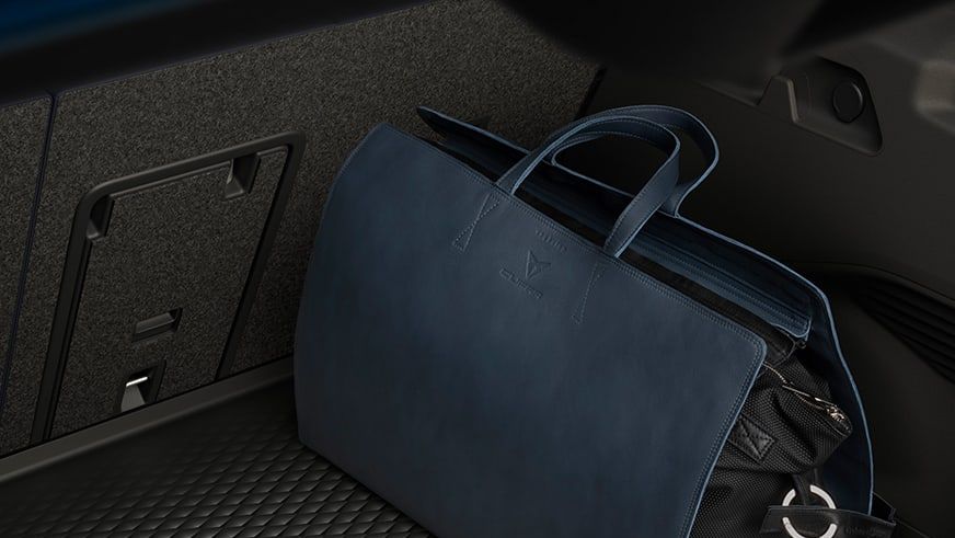 CUPRA Born Innenansicht des Kofferraumes mit Tasche drauf on