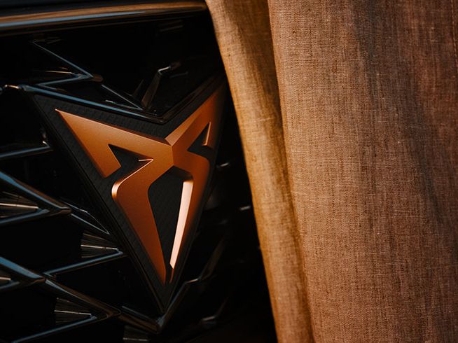 Das CUPRA Markenlogo Am Kühler eines CUPRA Formentor.