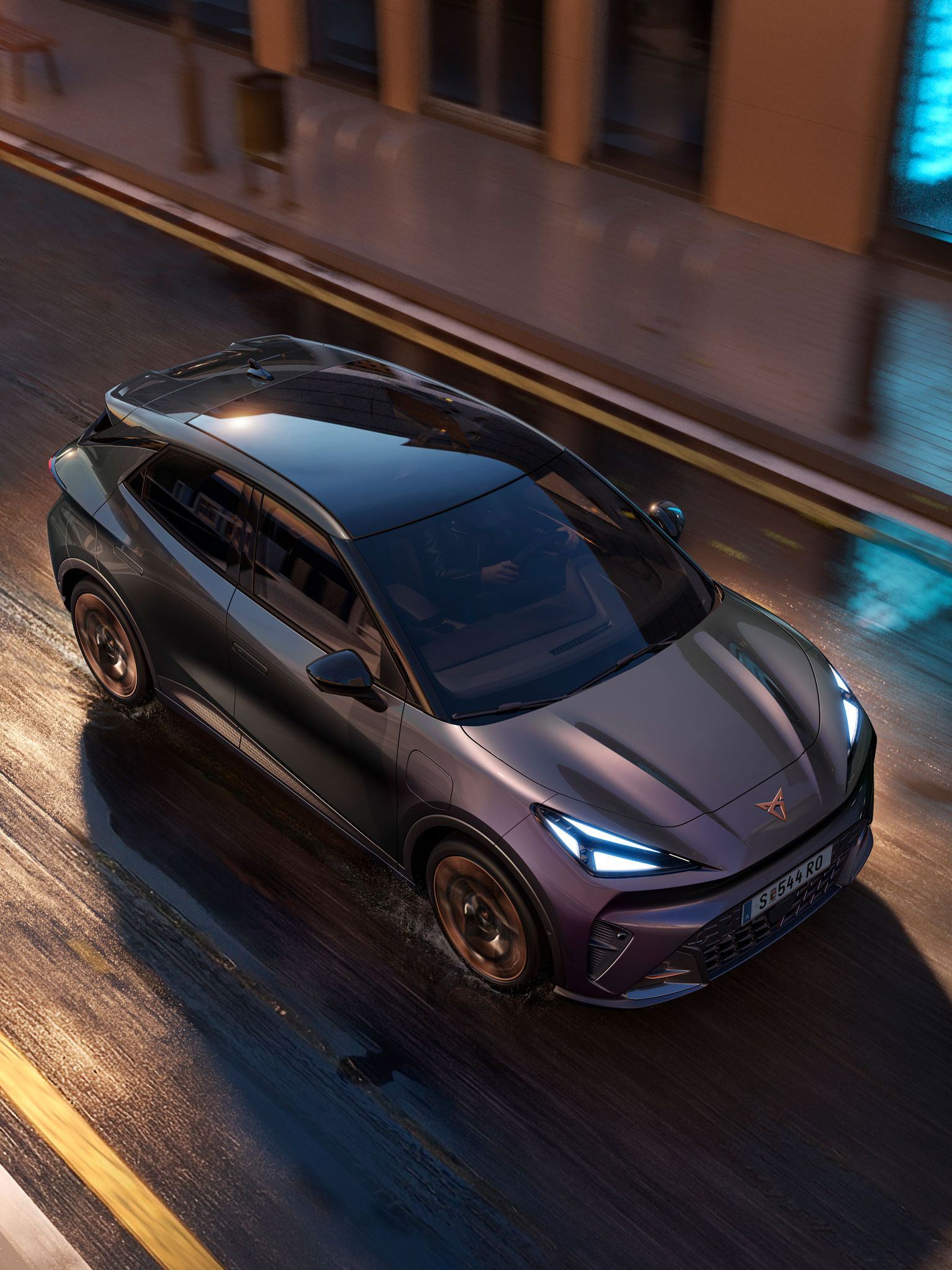 Fahraufnahme des CUPRA Raval VZ in Plasma von oben