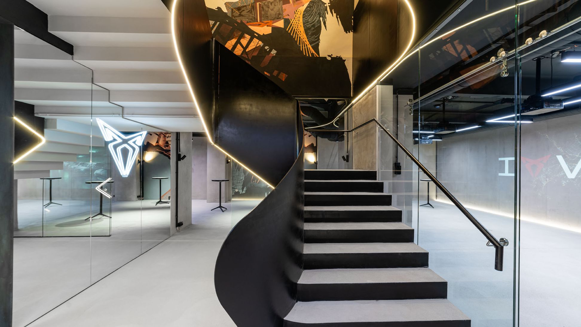 CUPRA City Garage Innenraum. Stiegen und Glaswand