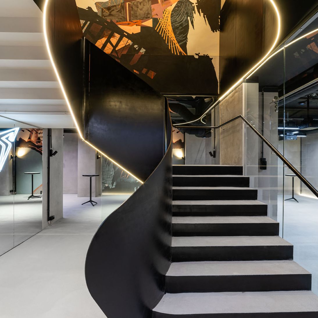 CUPRA City Garage Innenraum. Stiegen und Glaswand