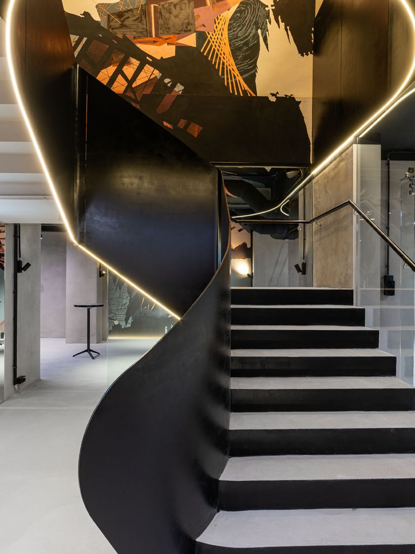 CUPRA City Garage Innenraum. Stiegen und Glaswand