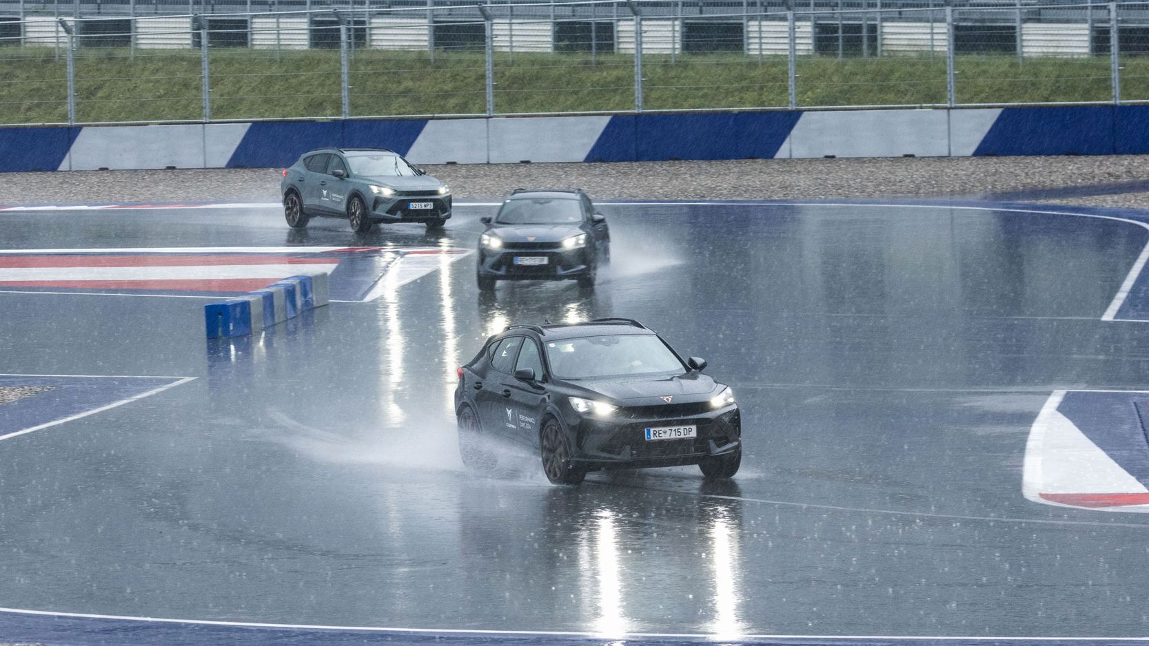 Drei CUPRA Fahrzeuge am Redbull Ring bei Regen