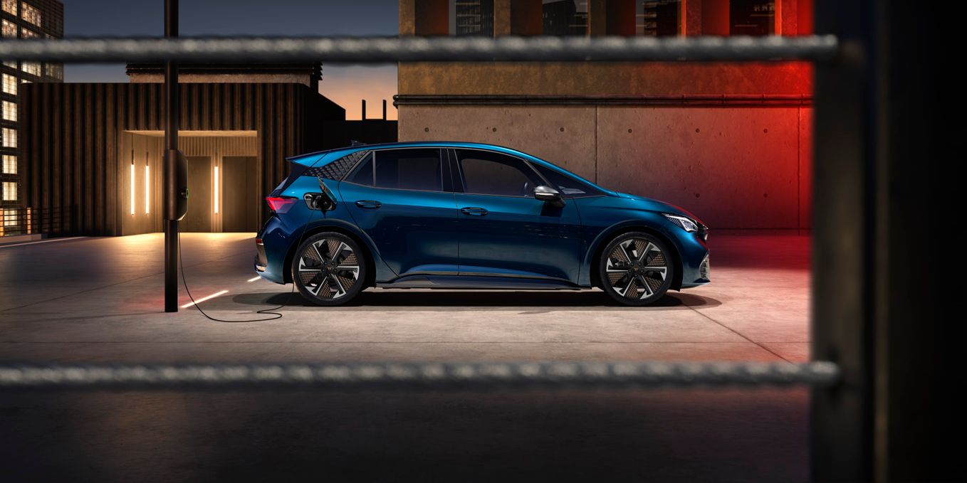 Seitenansicht eines blauen CUPRA Born beim Ladevorgang.