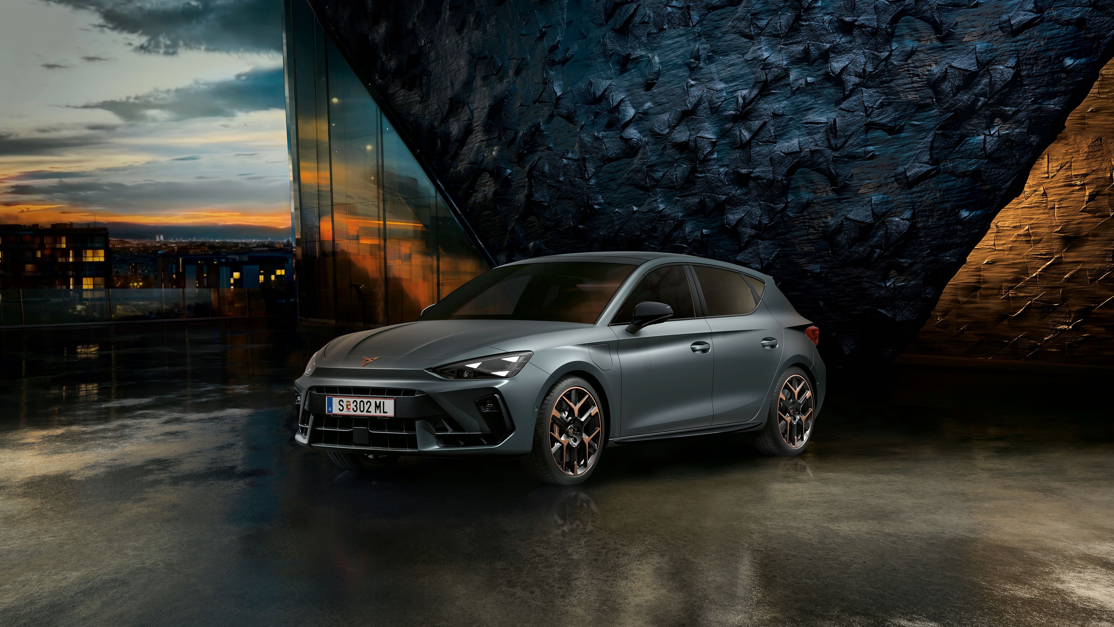 CUPRA Leon vor einer Steinwand bei Sonnenuntergang