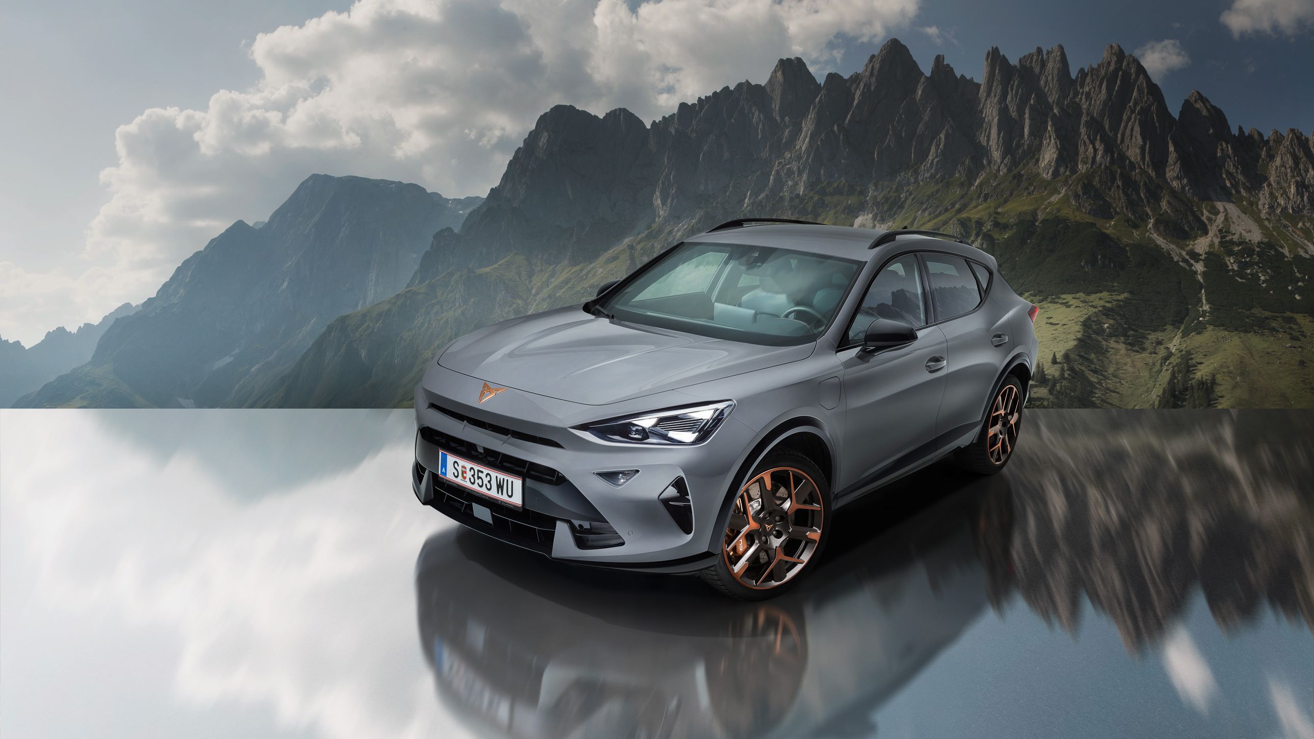 Der CUPRA Formentor vor einer Bergkulisse.