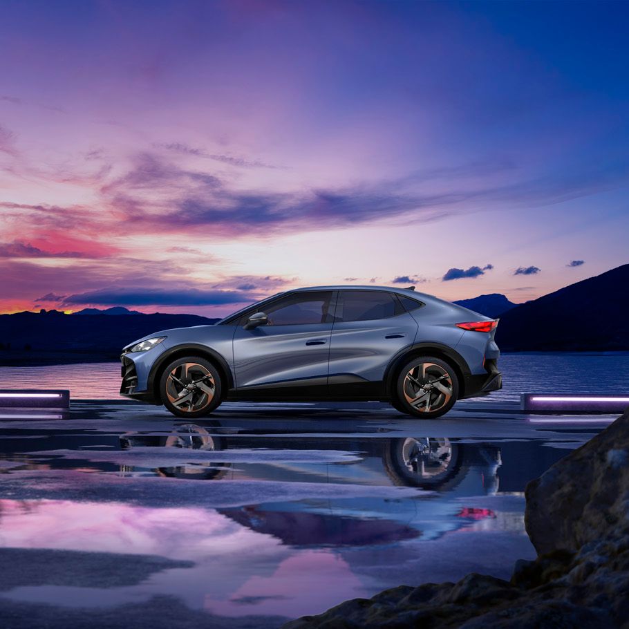 CUPRA Tavascan Seitenansicht vor einem See