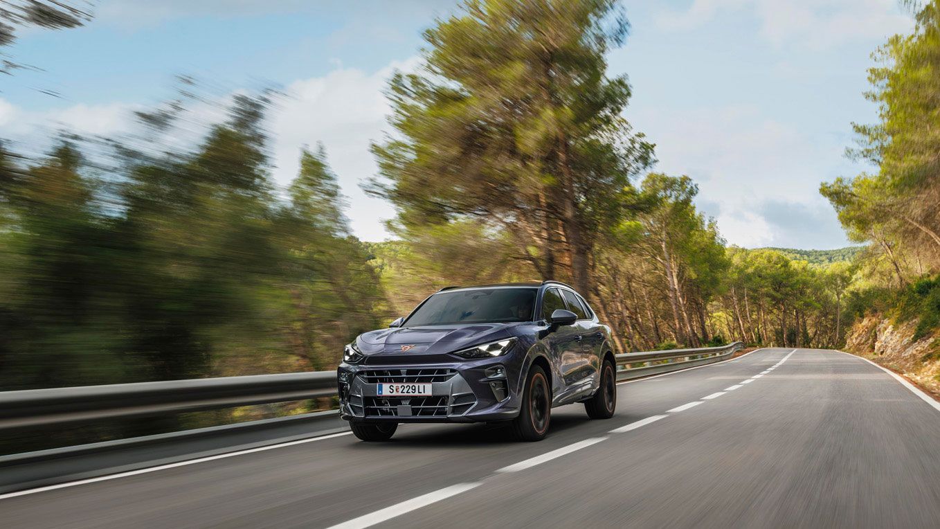 Frontansicht eines CUPRA Terramar in voller Fahrt auf einer Landstraße.