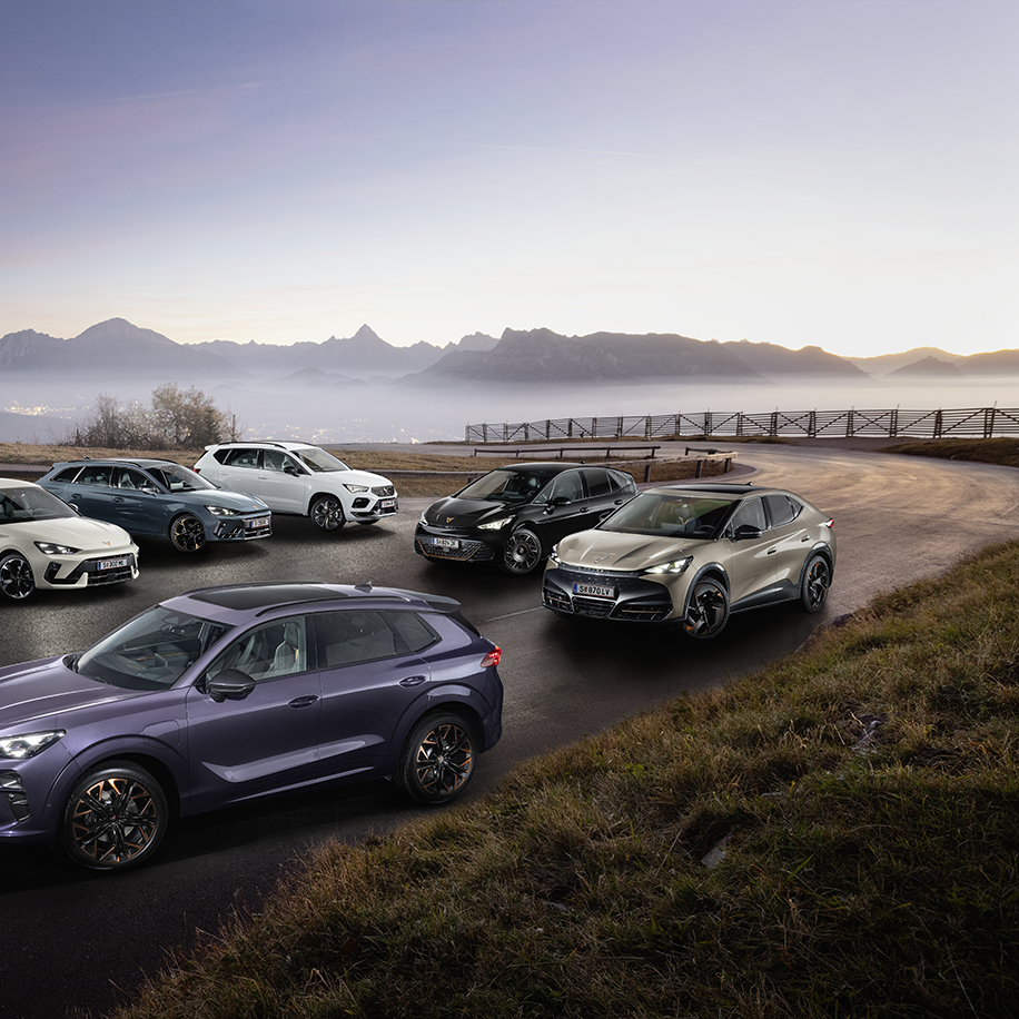 Alle sieben CUPRA Modelle am Gaisberg mit neben und Stadt im Hintergrund. Der Terramar in Dark Void ganze Vorne.