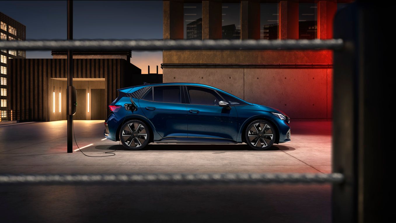 Seitenansicht eines blauen CUPRA Born beim Ladevorgang.