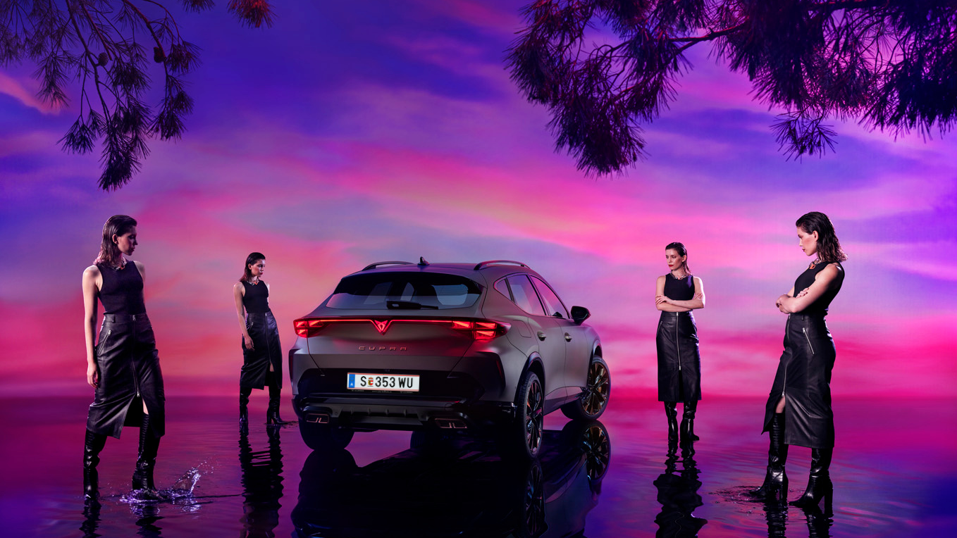 CUPRA Formentor mit Frau viermal ums Auto