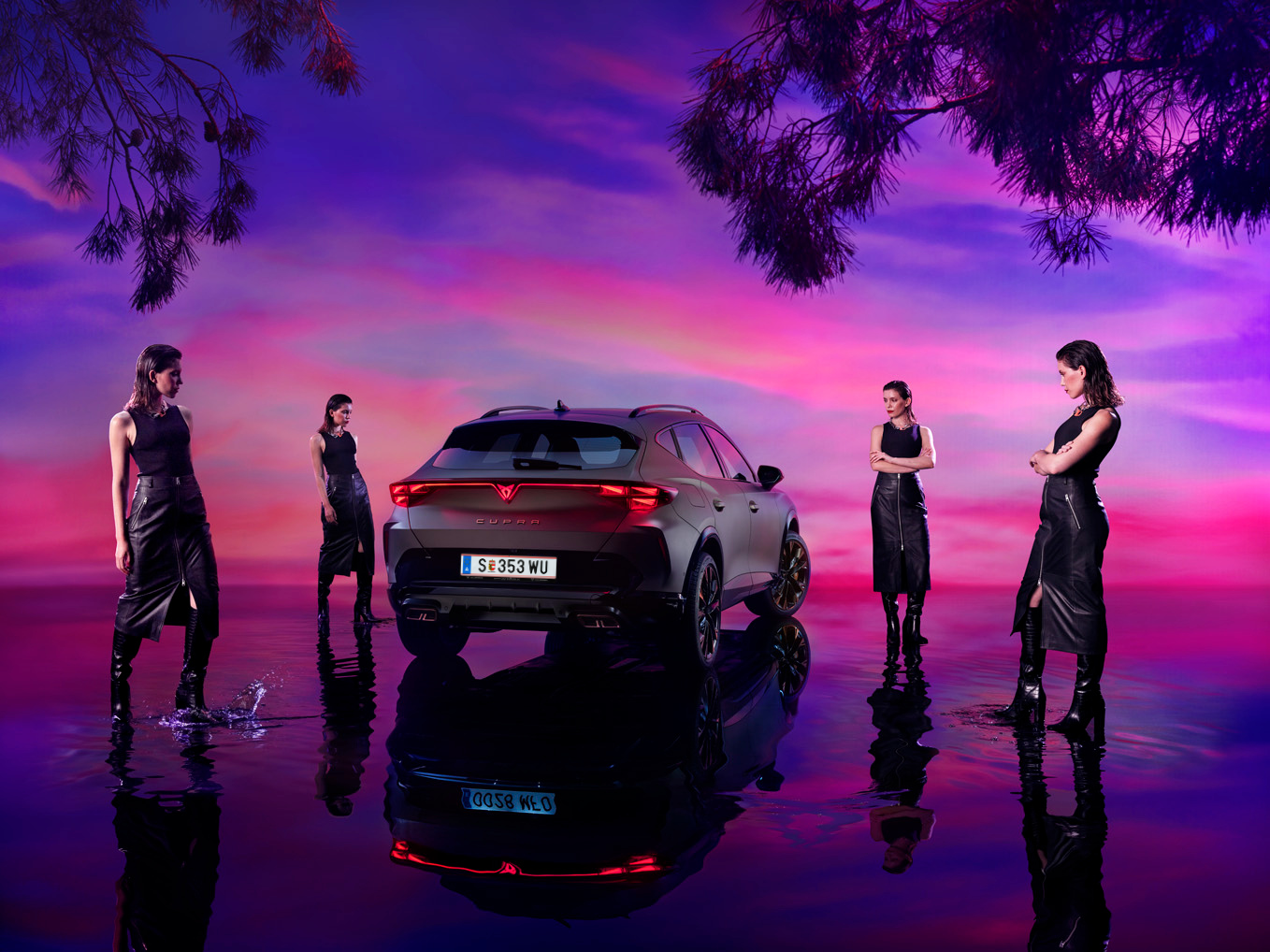 CUPRA Formentor mit Frau viermal ums Auto