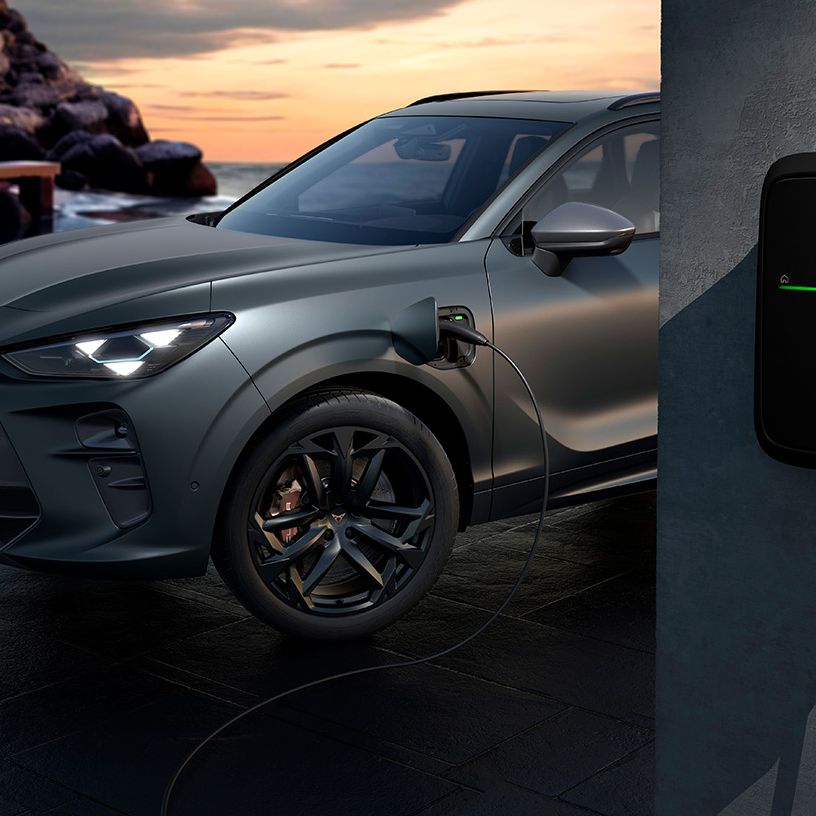 Linke seitliche Frontansicht eines CUPRA Terramar beim Ladevorgang.