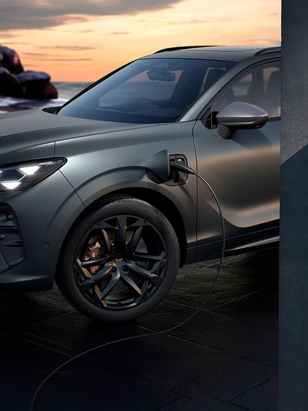Linke seitliche Frontansicht eines CUPRA Terramar beim Ladevorgang.