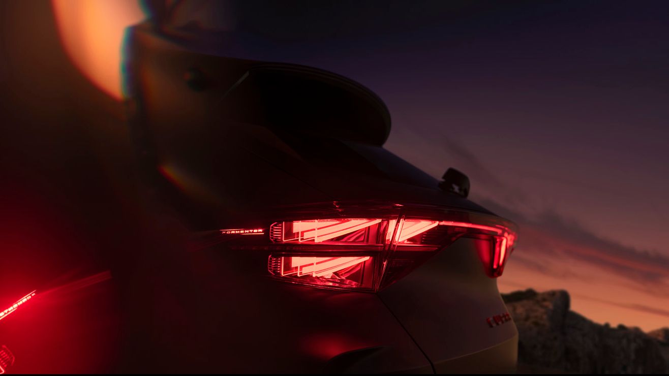 CUPRA Formentor Heckansicht beleuchtet in rot