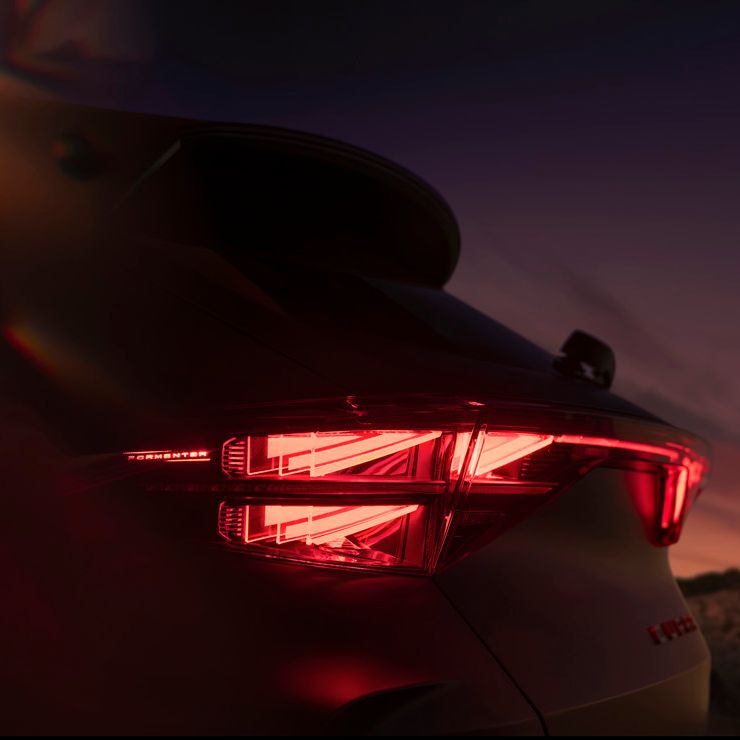 CUPRA Formentor Heckansicht beleuchtet in rot