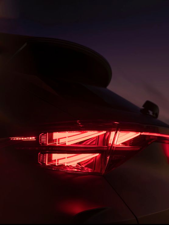 CUPRA Formentor Heckansicht beleuchtet in rot
