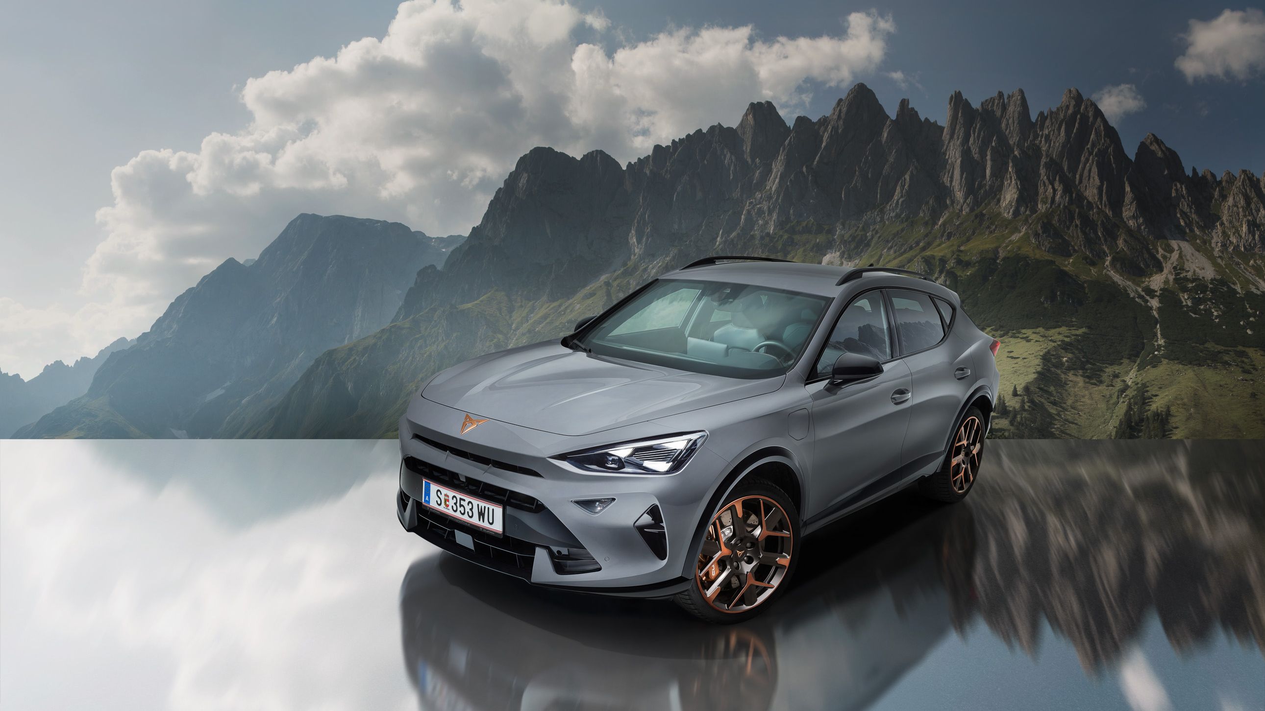 Der CUPRA Formentor vor einer Bergkulisse.