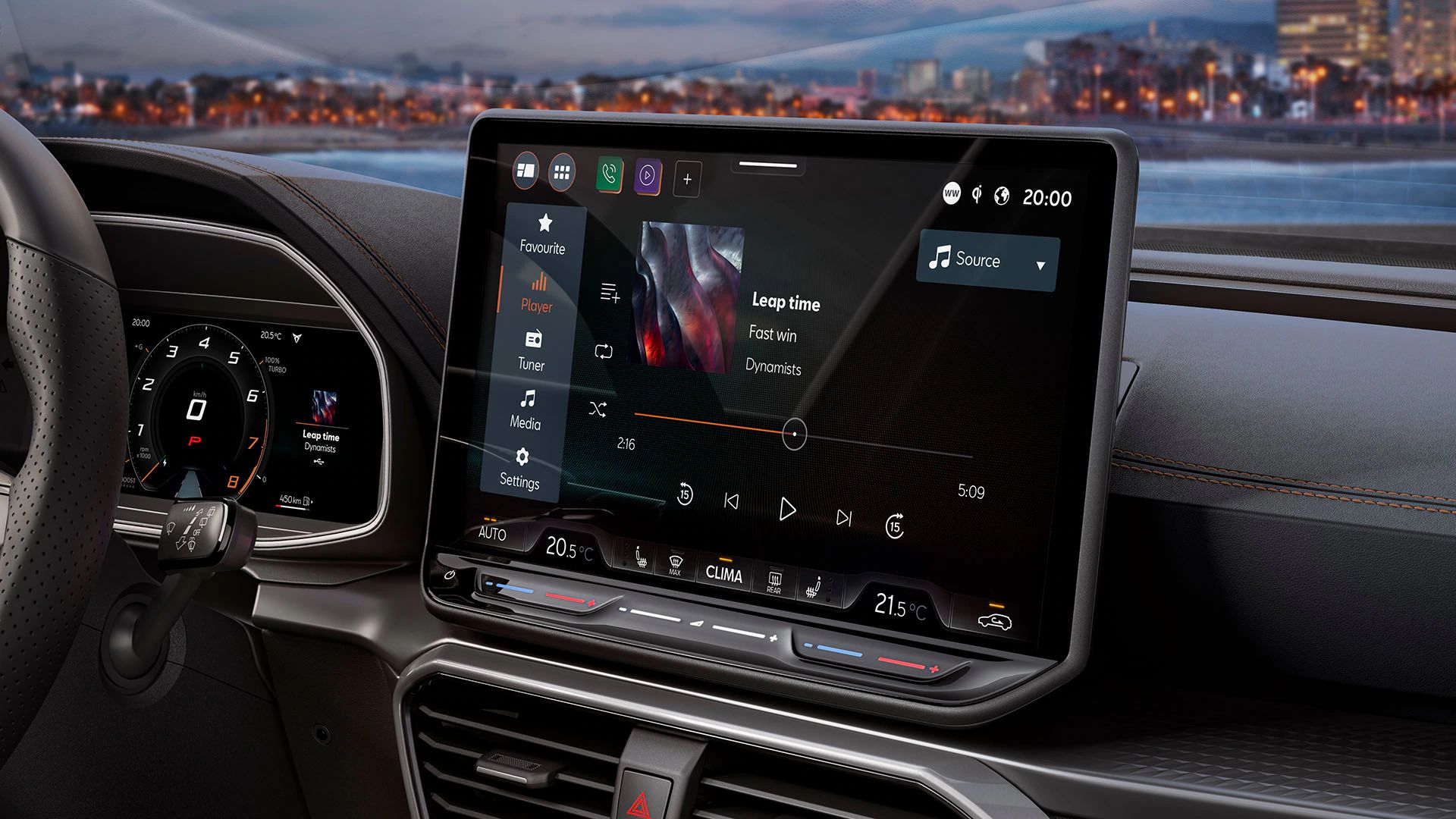 Armaturenbrett eines CUPRA Formentor mit einem großen Touchscreen-Display, das Navigations- und Musiksteuerungsoptionen zeigt. Im Hintergrund ist eine Stadt bei Dämmerung zu sehen.