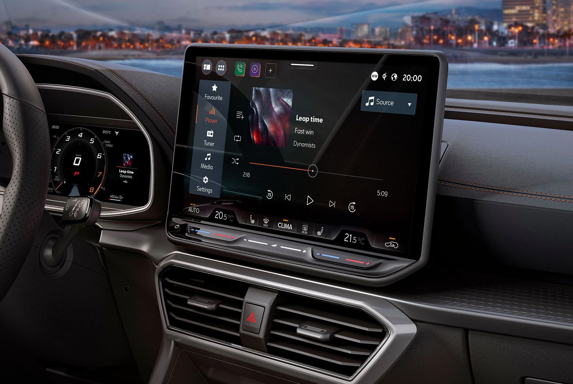 Armaturenbrett eines CUPRA Formentor mit einem großen Touchscreen-Display, das Navigations- und Musiksteuerungsoptionen zeigt. Im Hintergrund ist eine Stadt bei Dämmerung zu sehen.