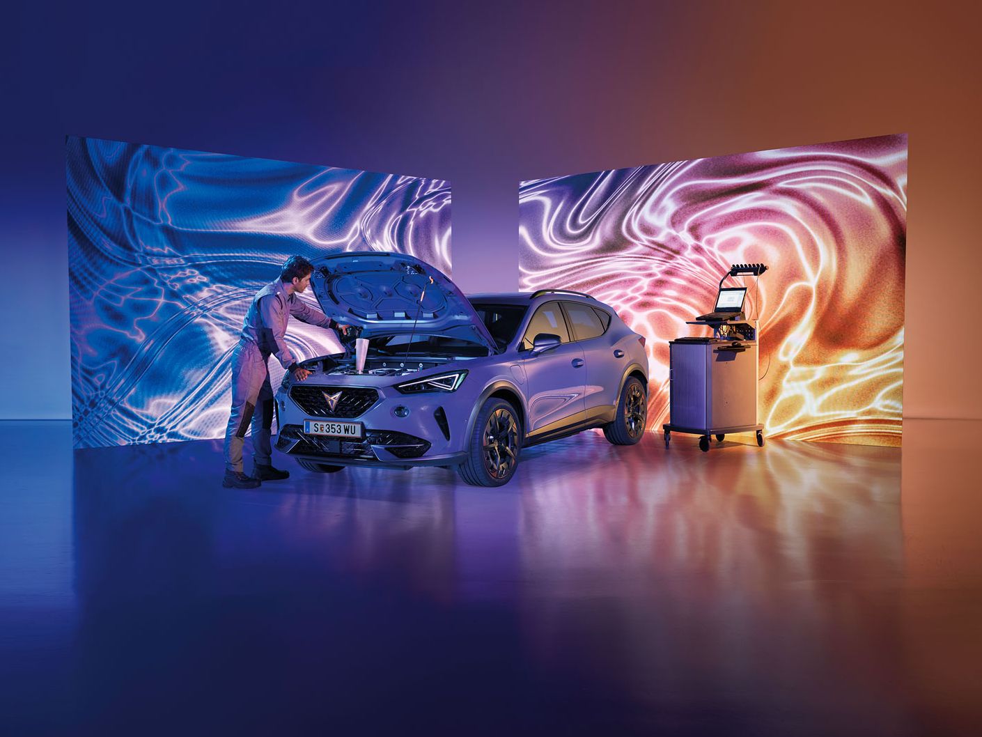 Ein CUPRA Techniker mit Diagnosegeräten öffnet die Motorhaube eines CUPRA Formentor.